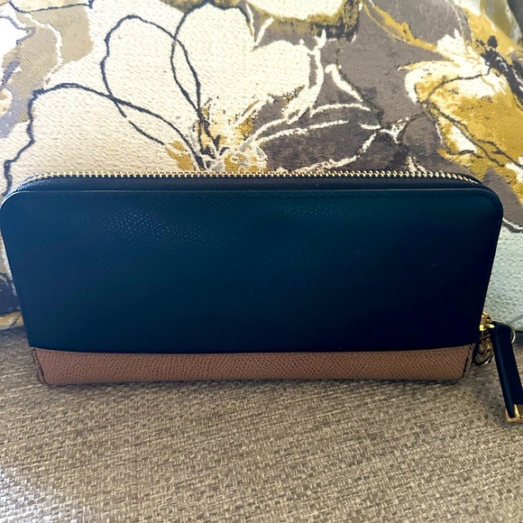 Calvin Klein Wallet with Black & Brown Leather. Two Tone Leather Color Blocking - Picture 15 of 16